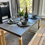 Trendy Stylish Apartment! - 5 Minute Walk To The Best Beach! - Great Location - Parking - Fast Wifi - Smart Tv - Newly Decorated - Sleeps Up To 6! Close To Bournemouth & Poole Town Centre & Sandbanks