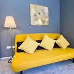 Trendy Stylish Apartment! - 5 Minute Walk To The Best Beach! - Great Location - Parking - Fast Wifi - Smart Tv - Newly Decorated - Sleeps Up To 6! Close To Bournemouth & Poole Town Centre & Sandbanks