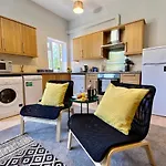 Trendy Stylish Apartment! - 5 Minute Walk To The Best Beach! - Great Location - Parking - Fast Wifi - Smart Tv - Newly Decorated - Sleeps Up To 6! Close To Bournemouth & Poole Town Centre & Sandbanks