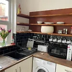 Lovely 2 Bedroom Flat Wifi Close To The Beach