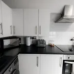 Spacious 2 Bed Apartment 800 Metres From The Beach