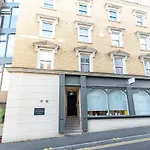 Modern 1 Bed Flat 2 Mins Walk From Restaurants Bars Clubs & Beach! Wow!