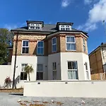 Bright, Vibrant New 1 Bedroom Town Centre Parking