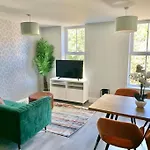 Bright, Vibrant New 1 Bedroom Town Centre Parking