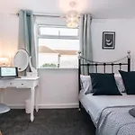 5-Bedroom Kings House With Garden L Spacious L Close To The Centre L Shops L Restaurants