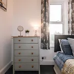 5-Bedroom Kings House With Garden L Spacious L Close To The Centre L Shops L Restaurants