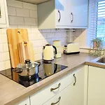 Coastal Breeze - Beautiful Two Bedroom Apartment With Free Parking Near Local Beaches
