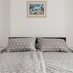 Modern Two Bedroom Apartment - Prime Location - Family - Business - Short Breaks Getaway