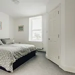 Modern Two Bedroom Apartment - Prime Location - Family - Business - Short Breaks Getaway
