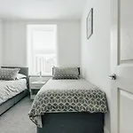 Modern Two Bedroom Apartment - Prime Location - Family - Business - Short Breaks Getaway