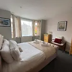 Charming 3 Bed House And Garden, Pet Friendly