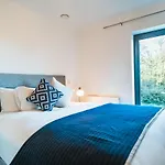 ⭑ Modern Town Centre Apartment ⭑