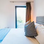 ⭑ Modern Town Centre Apartment ⭑