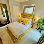 Cozy Two Bedroom - A Stroll From Gardens To Beach - With Parking