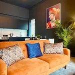 Stunning & Stylish 2 Bedroom Apartment! - 5 Minute Walk To The Best Beach! - Great Location - Free Parking - Fast Wifi - Smart Tv - Newly Decorated - Sleeps Up To 4! Close To Bournemouth & Poole Town Centre & Sandbanks