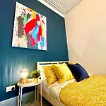 Stunning & Stylish 2 Bedroom Apartment! - 5 Minute Walk To The Best Beach! - Great Location - Free Parking - Fast Wifi - Smart Tv - Newly Decorated - Sleeps Up To 4! Close To Bournemouth & Poole Town Centre & Sandbanks