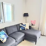 Spacious 3 Bed Flat Near The Sea With Parking