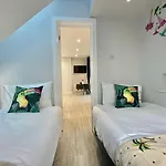 The Jungle Apartment - By Coastline Retreats - Jungle Themed Garden Apartment - Outdoor Bath - Next To Seafront - Childrens Toys - Superfast Wifi - Netflix - Disney