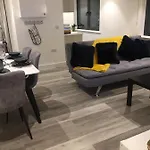 Stylish Apartment, Beach & Town 2 Min Walk