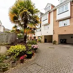 Bournemouth Central Four-Storey Townhouse With Free Parking