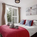 Stylish Town Centre Apartment, W Parking, Nr Beach
