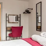 Stylish Town Centre Apartment, W Parking, Nr Beach
