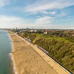 Immaculate Penthouse-Sea & Cityscape Views+Balcony