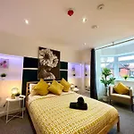 Massive New 8 Bedroom House Sleeps Up To 21 - Accepts Groups - Great Location - Free Parking - Fast Wifi - Smart Tvs - Sleeps Up To 21 People - Close To Bournemouth & Poole Town Centre & Sandbanks