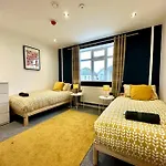 Massive New 8 Bedroom House Sleeps Up To 21 - Accepts Groups - Great Location - Free Parking - Fast Wifi - Smart Tvs - Sleeps Up To 21 People - Close To Bournemouth & Poole Town Centre & Sandbanks