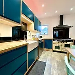 Massive New 8 Bedroom House Sleeps Up To 21 - Accepts Groups - Great Location - Free Parking - Fast Wifi - Smart Tvs - Sleeps Up To 21 People - Close To Bournemouth & Poole Town Centre & Sandbanks