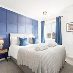 Stylish & Convenient 4Br House W/ Garden & Parking