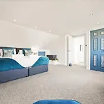 Stylish & Convenient 4Br House W/ Garden & Parking