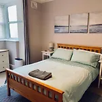 Lovely Westbourne Apartment - 15 Min Walk To Beach