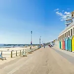 Bournecoast: Modern - Town Centre - Beach - Fm6140