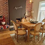 Stunning 3 Bedroom Holiday Home Near The Beach