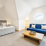Spacious, Newly Renovated, Three Bedroom Town Centre Duplex Apartment With Free Parking, Sleeps Seven - Walking Distance To Beach