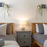 Spacious, Newly Renovated, Three Bedroom Town Centre Duplex Apartment With Free Parking, Sleeps Seven - Walking Distance To Beach