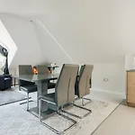Luxury Central Apartment Sleeps 7 Guests With Free Parking And Netflix