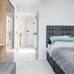 Luxury Central Apartment Sleeps 7 Guests With Free Parking And Netflix