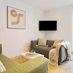 Spacious, Newly Renovated, Three Bedroom Town Centre Duplex Apartment With Free Parking, Sleeps Seven - Walking Distance To Beach