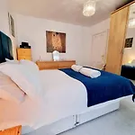 Cosy Family Haven: Spacious 3-Bedroom Retreat In Christchurch