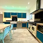 Large New 4 Bedroom House Sleeps Up To 12 - Accepts Groups - Great Location - Free Parking - Fast Wifi - Smart Tvs - Sleeps Up To 12 People - Close To Bournemouth & Poole Town Centre & Sandbanks