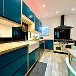 Large New 4 Bedroom House Sleeps Up To 12 - Accepts Groups - Great Location - Free Parking - Fast Wifi - Smart Tvs - Sleeps Up To 12 People - Close To Bournemouth & Poole Town Centre & Sandbanks