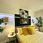 Large New 4 Bedroom House Sleeps Up To 12 - Accepts Groups - Great Location - Free Parking - Fast Wifi - Smart Tvs - Sleeps Up To 12 People - Close To Bournemouth & Poole Town Centre & Sandbanks
