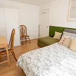 Pass The Keys Modern Stylish Apartment With Parking