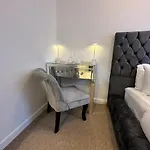 The Smaller New Refurbished Ensuite Room 5Min From Beach Parking In Guest House