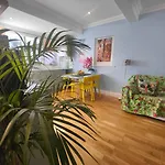Self-Contained Flat, Off Street Parking Close To Town And Beach
