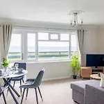 Panoramic Sea View Apartment Sleeps 4-Free Parking