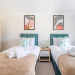 Panoramic Sea View Apartment Sleeps 4-Free Parking