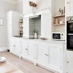 The Beach House Sleeps 20 & 4 Mins To The Beach